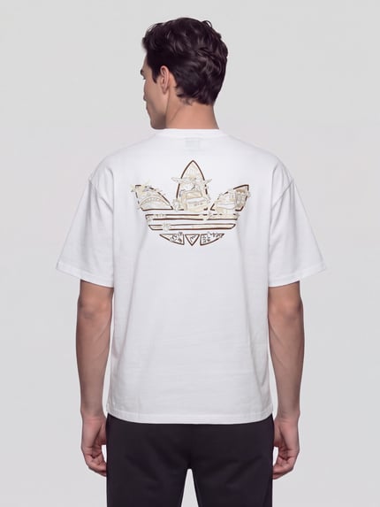 Männermodel trägt T-Shirt aus Leinen mit Rückenprint Modell 'ROME' von Adidas Originals, weiß, Motiv-Print, Ganzkörperansicht Rückansicht.