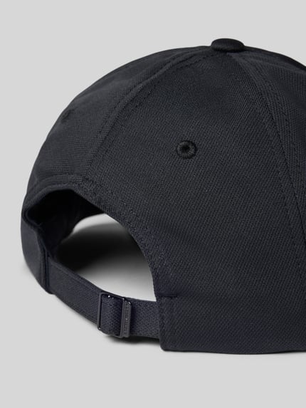 Produktfoto, Cap mit Logo-Stitching von Under Armour aus dunkelblauem Stoff, sichtbare Struktur, Verschluss und Nähte, Damen Cap von Under Armour