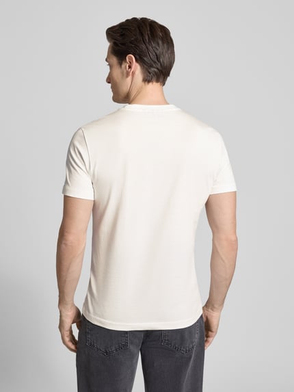 Mannelijk model draagt Regular Fit T-shirt met Motiefprint van Antony Morato, puur katoen, ronde hals, ruglengte maat M 69 cm, Ganzkörperansicht Rückansicht.