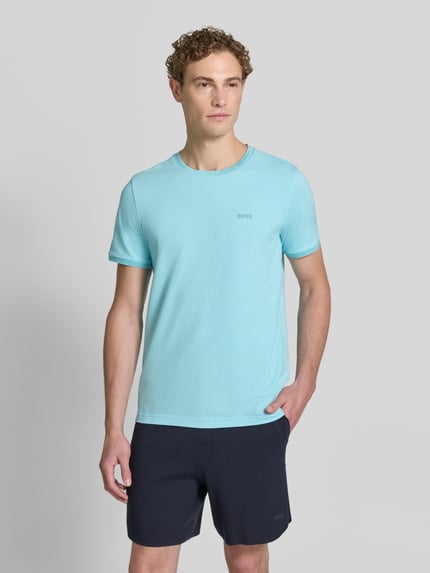 Męski model nosi jasnoniebieski t-shirt o kroju regular fit z bawełnianego miksu Regular Fit T-Shirt aus Baumwoll-Mix Modell 'TAUL' von BOSS Green, gładka struktura, widok na cały przód.