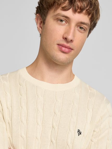 Männermodel trägt Slim Fit T-Shirt in Strick-Optik von REVIEW aus Reine Baumwolle, Logo-Stitching, Rundhalsausschnitt, Nahaufnahme Oberkörper.