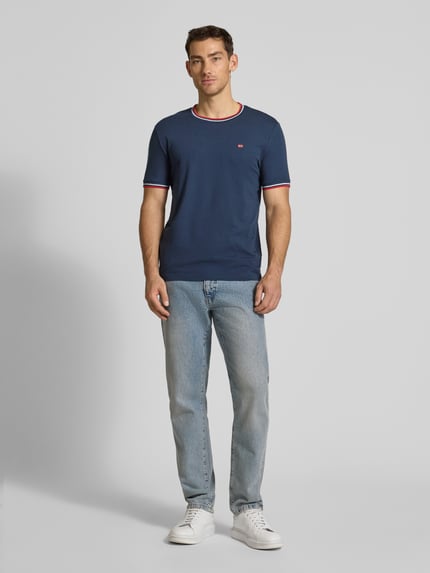 Männermodel trägt T-Shirt mit Kontraststreifen und Rundhalsausschnitt von Christian Berg Men, Baumwoll-Elasthan-Mix, Regular-Fit, Ganzkörperansicht von vorne. Rückenlänge bei Größe M: 71 cm.