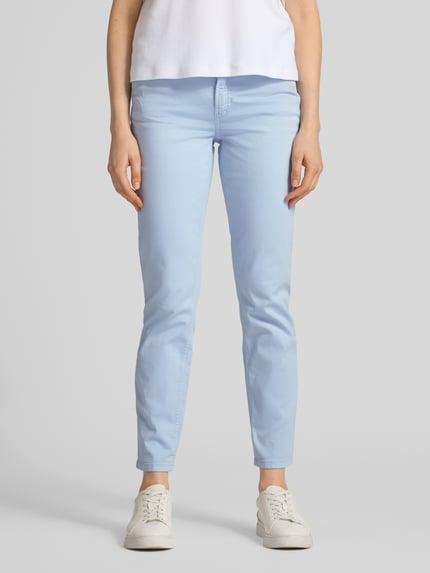 Kobiece modelka nosi Cropped Hose mit Eingrifftaschen Modell 'PIPER' od Cambio, jasnoniebieski, bawełna, krój slim fit, szerokość w rozmiarze 36: 38 cm, długość nogawki od wewnątrz: 67 cm, widok całej sylwetki z przodu.