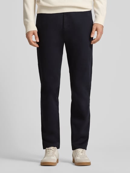Męski model nosi Chino mit französischen Eingrifftaschen von Christian Berg Men, ciemny jednolity kolor, proste nogawki, bawełna z elastanem, widok z przodu na całe ciało.