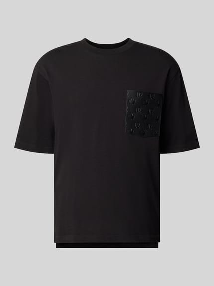 Produktfoto, schwarzes Loose Fit T-Shirt aus reiner Baumwolle von Dsquared2 mit Rundhalsausschnitt, Leder-Brusttasche und Logo-Prägung, verlängerte Rückseite, Halbarm, Rückenlänge bei Größe M 72 cm.