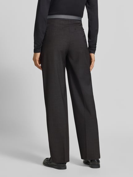 Vrouwenmodel draagt Weite broek met wol van Lacoste voor dames in donkerbruin met gladde textuur, volledig zicht achterkant.