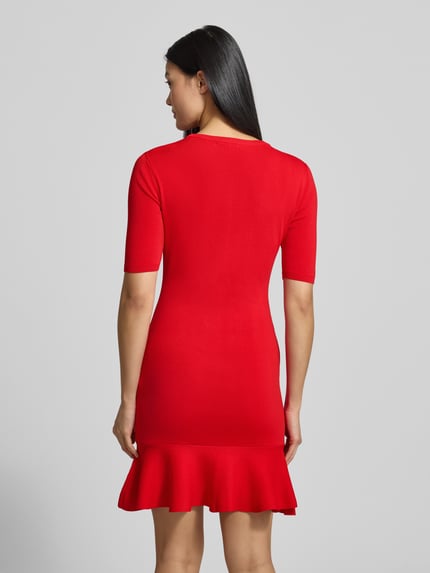 Modelka kobieca nosi czerwone knielanges Kleid aus Viskose-Mix mit Label-Stitching von ARMANI EXCHANGE, fason dopasowany, widok całej sylwetki od tyłu.