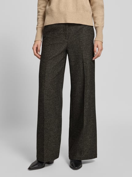 Kobiece modelka nosi spodnie 'Cropped Wide Leg Hose aus Woll-Viskose-Mix' od Rich & Royal, Mieszanka wełny i wiskozy z kantami, krój krótki, szeroka nogawka, Szerokość w rozmiarze S: 39 cm, Długość wewnętrzna nogawki: 81 cm, widok całej sylwetki z przodu.