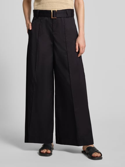 Vrouwenmodel draagt Wide Leg broek met riem model 'Carletta' van MAC uit katoenmix met stretch, lengtestiksels, vooraanzicht, detailopname.