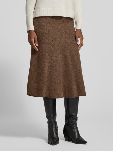 Vrouwenmodel draagt Midirok aus Viskose-Baumwoll-Mix van Christian Berg Woman in bruin, A-lijn met deelnaden, Bandwijdte maat 36: 38 cm, totale lengte maat 36: 81 cm, detailopname onderlichaam