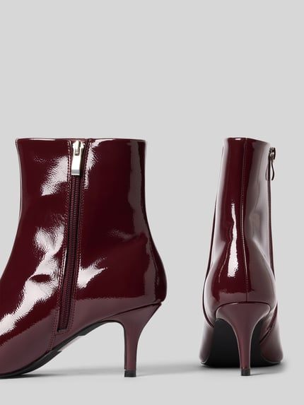 Produktfoto, Stiefeletten in Leder-Optik von BIANCO in Bordeaux, spitze Passform, Pfennig-Absatz, glatte Sohle, 7 cm Absatzhöhe, 15 cm Schafthöhe, 13 cm Schaftweite, glänzende Oberfläche, neutraler grauer Hintergrund