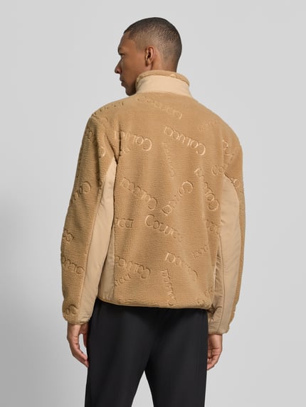 COLUCCI kurtka z pluszowego materiału o kroju regular fit z naszywką z logo Beżowy 5