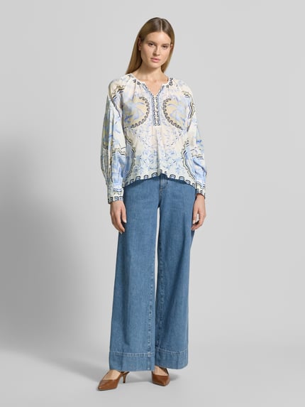 Frauenmodel trägt Relaxed Fit Bluse mit Tunika-Ausschnitt Modell 'Wylde' von MOS MOSH mit floralem Allover-Print, Ganzkörperansicht von vorne.