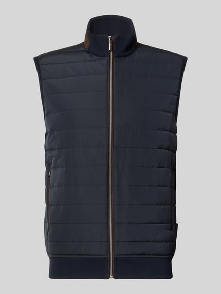 Produktfoto, Steppweste mit Stehkragen und Eingrifftaschen von bugatti aus Baumwoll-Mix in Dunkelblau, gerader Schnitt, Reißverschluss, gerippter Saum, Rückenlänge bei Größe M 65 cm