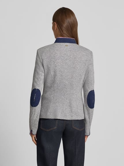 Vrouwenmodel draagt grijze blazer uit wolmix met donkerblauwe details, blazer uit de White Label collectie, getailleerd model, opstaande kraag, knoopsluiting, borstzak met pochet, opgestikte steekzakken, ruglengte maat 36: 52 cm, borstwijdte maat 36: 46 cm, mouwlengte maat 36: 64 cm, geheel van achteren