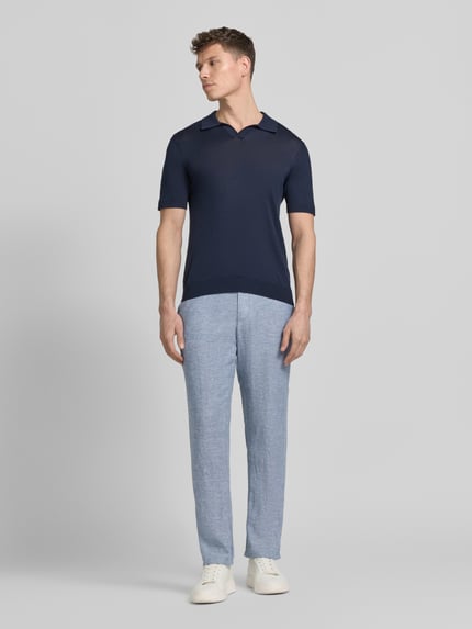 Männermodel trägt Hose aus Leinen-Viskose-Mix mit Eingrifftaschen von Christian Berg Men, hellblau, Regular Fit, Ganzkörperansicht von vorne.