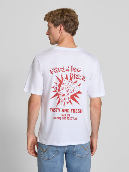Męski model nosi Regular Fit T-Shirt aus reiner Baumwolle Modell 'BREWY' von JACK & JONES z nadrukiem z napisem w kolorze białym i czerwonym, długość tyłu w rozmiarze M: 68 cm, Ganzkörperansicht Rückansicht
