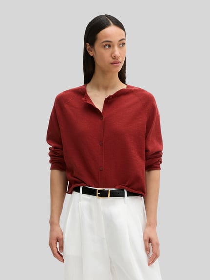 Frauenmodel trägt Relaxed Fit Strickjacke aus Baumwoll-Leinen-Mix von Marc O'Polo in Optik: Unifarben, Passform: Relaxed-Fit, Rundhals, Ärmelform: Langarm, Verschluss: Knopfleiste, Struktur leicht meliert, Ganzkörperansicht von vorne.