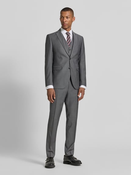 Mannelijk model draagt Sakko aus reiner Schurwolle Modell 'Caden' van CG - Club of Gents in grijs, getailleerde pasvorm, reverskraag, 2-knoopsluiting, klepzak, ruglengte 73 cm, schouderbreedte 43 cm, mouwlengte 65 cm, gladde structuur, colbertlook. Ganzkörperaanzicht van voren.