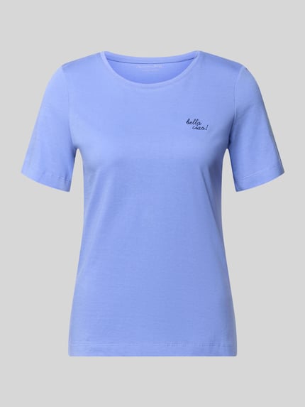 Produktfoto, hellblaues T-Shirt mit Rundhalsausschnitt, Statement-Stitching und Regular Fit aus reiner Baumwolle, T-Shirt mit Statement-Stitching und Rundhalsausschnitt von Christian Berg Woman, Rückenlänge 59 cm bei Größe S, glatte Struktur.