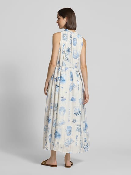 Vrouwenmodel draagt Maxikleid mit Bindegürtel und Schlüselloch-Ausschnitt van Oui, viscosemix, getailleerd model, ruglengte maat 36: 138 cm, borstwijdte maat 36: 52 cm, lichte kleuren met blauwe prints, textuur zachte stof, ganzlichaamsaanzicht achteraan.
