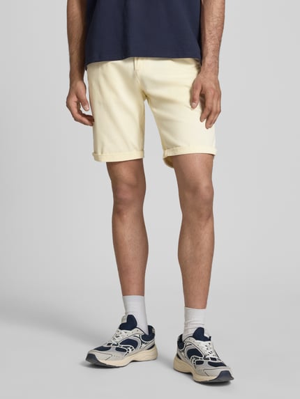 Männermodel trägt Straight Fit Shorts mit Eingrifftaschen Modell 'Bowie' von Jack & Jones, Baumwoll-Mix, Nahaufnahme Oberschenkel.