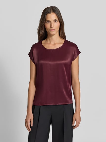Vrouwenmodel draagt T-Shirt uit viscosemix van MORE, recht model, glanzende look, verlengde achterkant, ruglengte maat 36: 64 cm, vooraanzicht van het hele lichaam