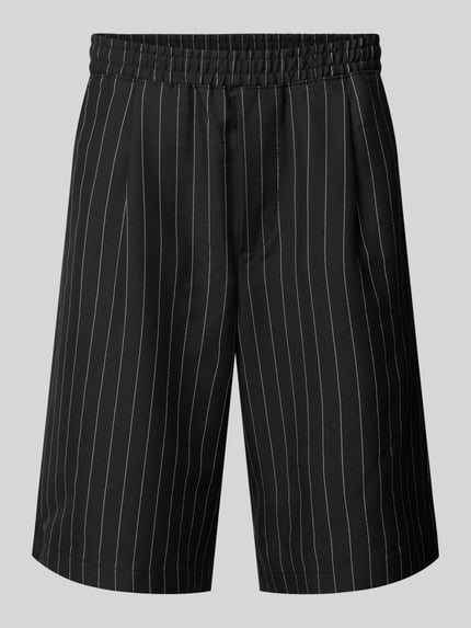 Produktfoto, ciemnoszare Shorts mit elastischem Bund Modell 'CRISTIANO' von Redefined Rebel, krój relaxed fit, materiał z dodatkiem stretchu, pionowe białe paski, szerokość w rozmiarze M: 42 cm, długość nogawki od wewnątrz: 27 cm