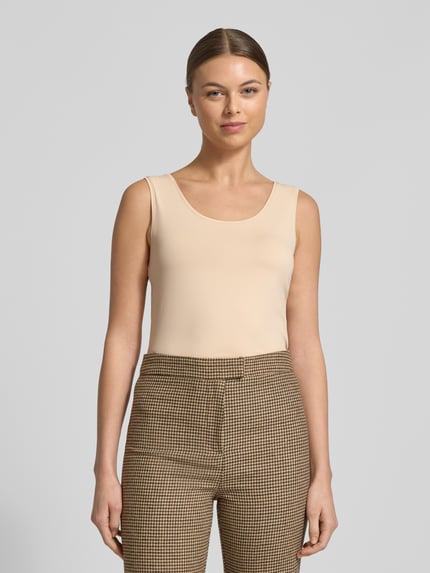 Vrouwenmodel draagt 'Slim Fit Top mit Rundhalsausschnitt' van Christian Berg Woman in beige, elastische materiaal-mix, slim fit, mouwloos ontwerp, ronde hals, ruglengte 59 cm bij maat S, detailopname bovenlichaam vooraanzicht.