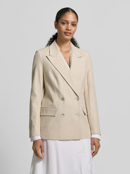 Modelka kobieca nosi Regular Fit Blazer aus Baumwoll-Leinen-Mischung mit doppelter Knopfleiste von Jake*s Collection, kolor beżowy, prosty krój, klapy, kieszenie z patkami, marynarka sięga do bioder, długość tyłu w rozmiarze 36: 71 cm, szerokość w rozmiarze 36: 46 cm, długość rękawa w rozmiarze 36: 65 cm, widok całościowy od przodu.