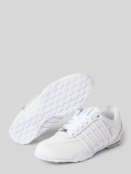 Produktfoto, Sneaker aus Leder mit Label-Details Modell 'Arvee 1.5' von K-SWISS in wit, afgeronde model, gecoat leer, profielzool, vetersluiting, heren, context: heren sneakers van K-SWISS, gecoat leer, afgeronde model, model 'Arvee 1.5', vetersluiting, labeldetails, profielzool, hakhoogte maat 44: 1 cm, schachthoogte maat 44: 9 cm, schachtbreedte maat 44: 9 cm.
