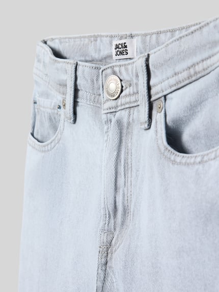 Produktfoto, Straight Fit Jeans im 5-Pocket-Design Modell 'Alex' von Jack & Jones, Kinder Jeans aus reiner Baumwolle, hellblau, sichtbare Struktur, Logo-Patch, Knopf- und Reißverschluss.