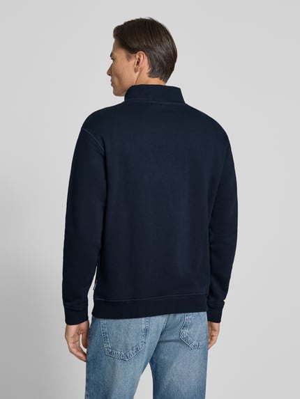 Männermodel trägt dunkelblaue Sweatjacke mit Label-Patches und Stehkragen von PME Legend, Baumwoll-Mix, Rückansicht, Ganzkörperansicht.