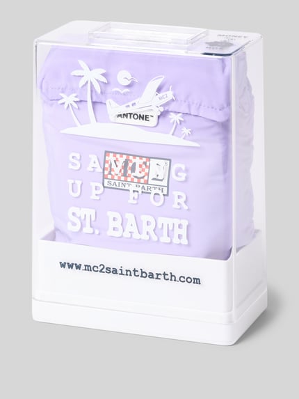 Produktfoto, Badehose mit Logo-Print Modell 'Lighting Pantone' von MC2 Saint Barth in Geschenkbox, lila Stoff, weißer Aufdruck, sichtbarer Logo-Patch