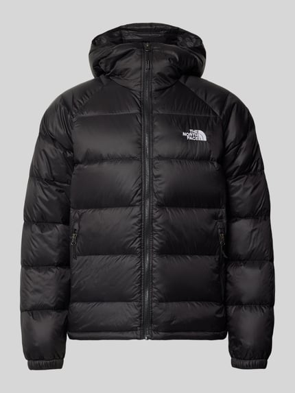 Produktfoto, schwarze Jacke mit Logo-Stitching und Kapuze von The North Face in geradem Schnitt, Reißverschlusstaschen, glatte Struktur