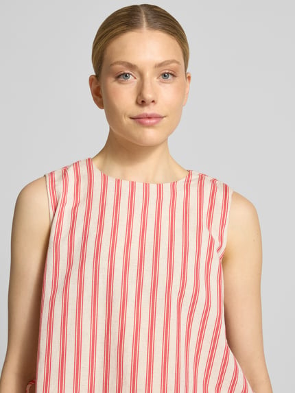 Frauenmodel trägt Blusentop aus Viskose-Mix mit seitlicher Schnürung von Vila, rot-beige gestreift, Rundhalsausschnitt, Regular-Fit, Nahaufnahme Oberkörper. Modell PRISILLA, Leinen-Viskose-Anteil, Rückenlänge bei Größe 36: 48 cm.