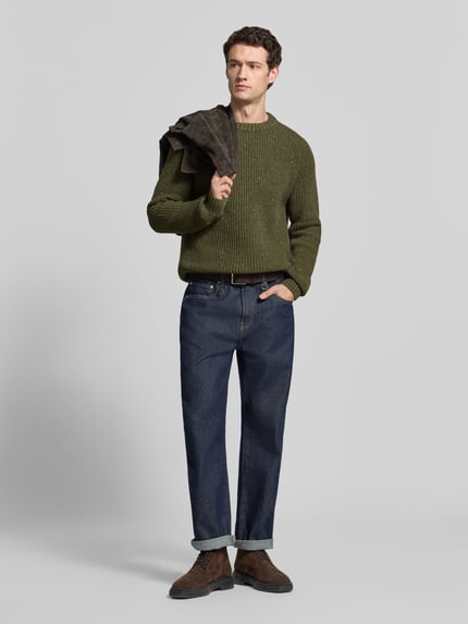 Männermodel trägt Pullover mit Raglanärmeln Modell 'KIAANO' von ARMEDANGELS, Melange-Strickoptik, olivgrün, Rundhals, Ganzkörperansicht von vorne