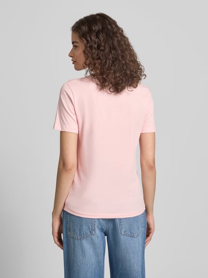 Frauenmodel trägt Damen T-Shirt Regular Fit T-Shirt aus reiner Baumwolle Modell 'KITA' von Only in Optik: Unifarben, zarte Rosa-Farbe, kurzarm, Jersey-Material, Ganzkörperansicht Rückansicht.