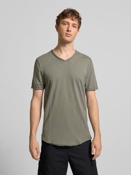 Männermodel trägt Regular Fit T-Shirt aus reiner Baumwolle Modell 'BENNE LONGY' von Only & Sons, unifarben, V-Ausschnitt, kurzarm, Rollsaum, Ganzkörperansicht von vorne