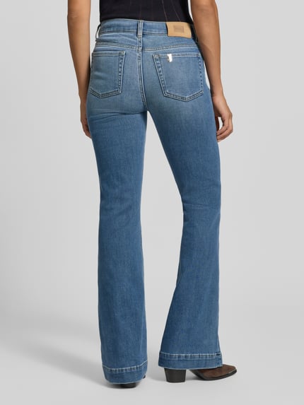 Frauenmodel trägt Flared Jeans mit Eingrifftaschen von Liu Jo White, blauer Baumwoll-Mix mit Woll-Anteil im Used-Look, Ganzkörperansicht Rückansicht.
