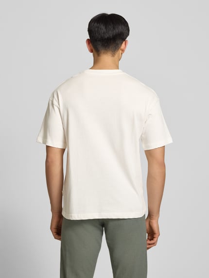 Männermodel trägt T-Shirt mit Rundhalsausschnitt von Jack & Jones aus reiner Baumwolle, Regular-Fit, Print, Rückenlänge 70 cm, Ganzkörperansicht Rückansicht.