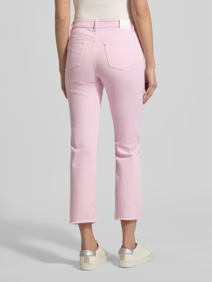Vrouwenmodel draagt Slim Fit Jeans met Fransen van Marc Cain, roze, Mix van katoen en elastaan, steekzakken, franjes, broek van achteren.