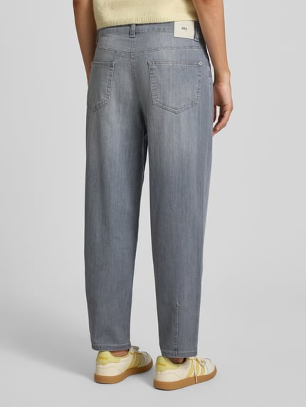 Vrouwenmodel draagt Straight Fit Jeans in verkorte pasvorm model 'Bobbie' van MAC, elastische katoenmix, achteraanzicht volledig lichaam.