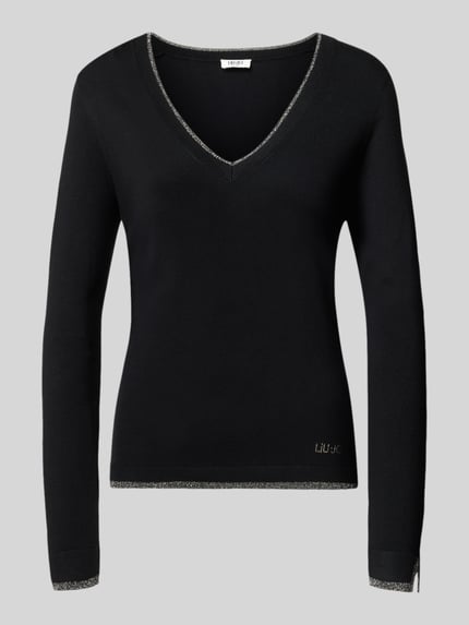 Produktfoto, schwarzes Slim Fit Longsleeve aus reine Viskose Modell 'Maglia Chiusa' von Liu Jo White mit silberfarbenem Logo-Detail und V-Ausschnitt, glatte Textur, Rückenlänge 57 cm, Ärmellänge 61 cm.