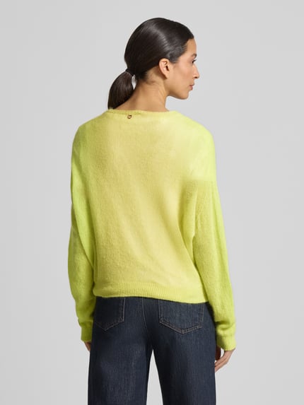 Frauenmodel trägt Regular Fit Pullover aus Alpaka-Mix in Strick-Optik von Rich & Royal in Gelb, Damenmode mit Woll-Anteil, elastische Abschlüsse, Rückenlänge 55 cm bei Größe S, Ärmellänge 58 cm bei Größe S, Ganzkörperansicht Rückansicht.