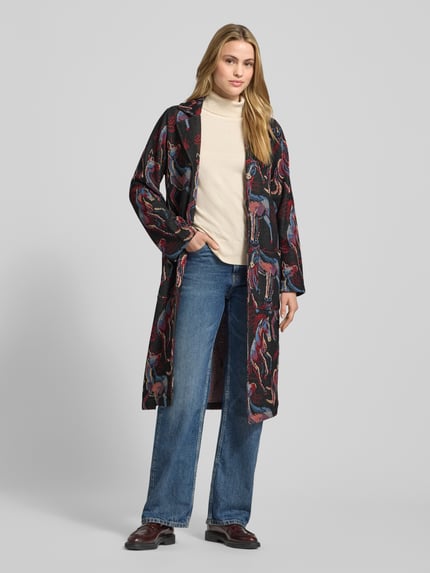 Frauenmodel trägt Mantel im Allover-Look mit aufgesetzten Taschen von Milano Italy, Material-Mix mit Viskose-Anteil, Relaxed-Fit, Reverskragen, in bunten Farben und strukturierter Textur, Rückenlänge bei Größe S 109 cm, Ärmellänge 63 cm, Ganzkörperansicht von vorne.
