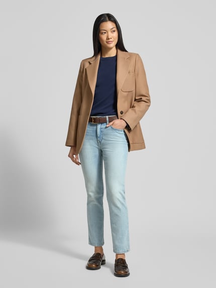 Vrouwenmodel draagt Jeans met 5-Pocket-Design van Lauren Ralph Lauren, lichte kleur, rechte snit, katoenen elastaanmix, full-body vooraanzicht.