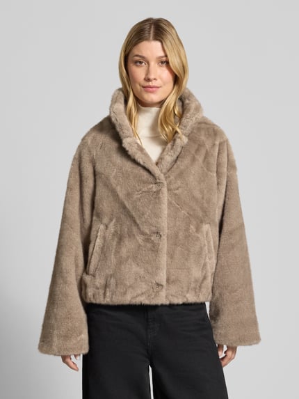 Frauenmodel trägt Regular Fit Jacke aus Kunstfell Modell 'Hilda' von MOS MOSH in Beige mit Stehkragen und Knopfleiste, Ganzkörperansicht von vorne. Damenjacke mit Eingrifftaschen, Rückenlänge 58 cm, Schulterbreite 46 cm, Brustweite 52 cm, Ärmellänge 61 cm.