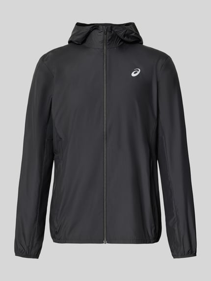 Produktfoto, schwarze Regular Fit Jacke mit Logo-Print Modell 'Core' von ASICS TIGER, Kapuze, Reißverschluss, elastische Abschlüsse, glatte Textur, Vorderansicht, Herren Jacke, Rückenlänge 73 cm, Schulterbreite 46 cm, Brustweite 44 cm, Ärmellänge 71 cm.