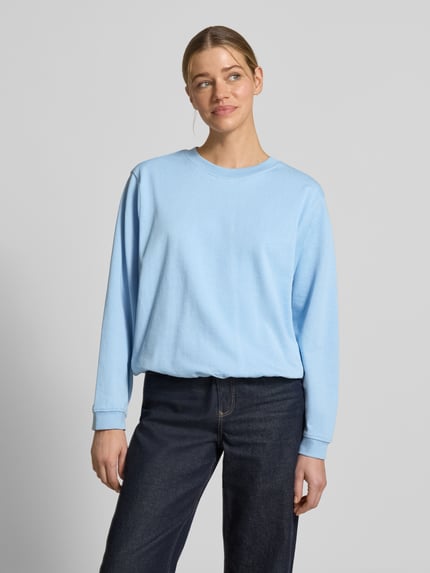 Frauenmodel trägt Sweatshirt mit Rundhalsausschnitt Modell 'Saida' von FREE/QUENT aus Reine Bio-Baumwolle im Relaxed-Fit, Ganzkörperansicht von vorne.